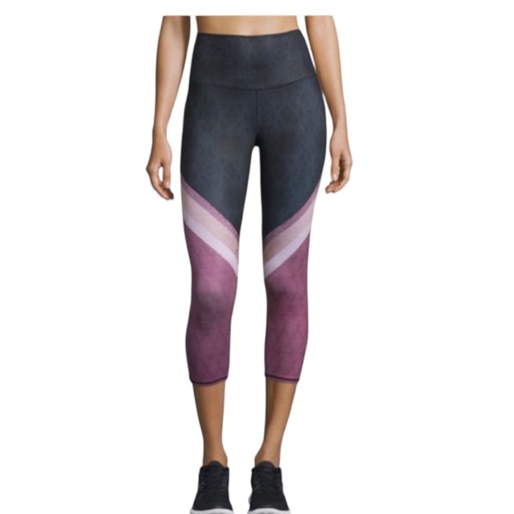 ALO Yoga Tree Lace Black Airbrush Capri Leggings Black Purple Size Small